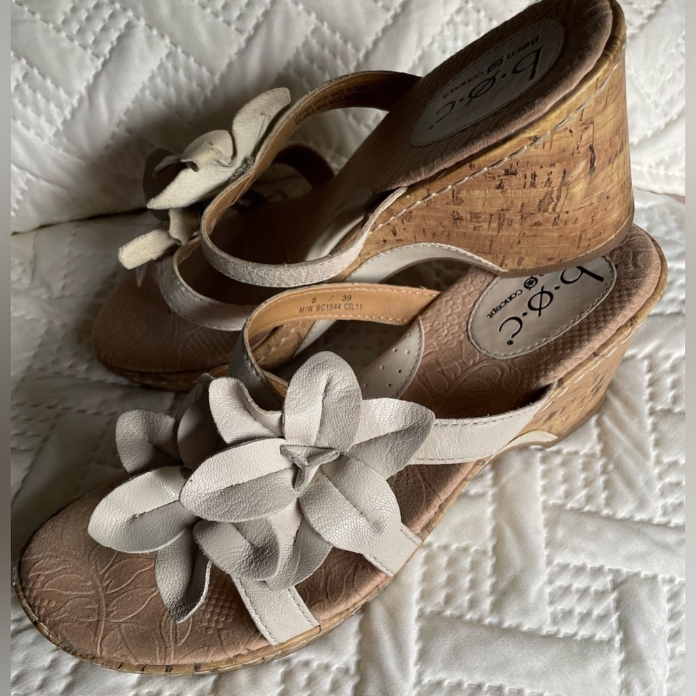 Wedge Sandal~B.O.C
Vivienne Off White Pearl Cork Wedge Great Preloved Size 8 - Picture 4 of 5
